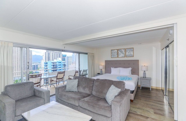 Unidad completamente renovada en el piso 16 con vista a las montañas y el área circundante de Waikiki.