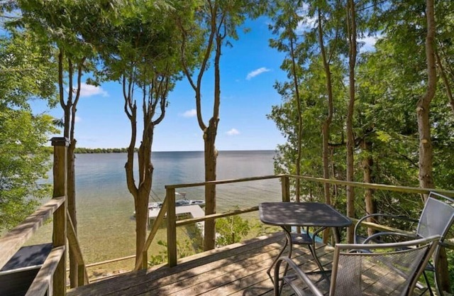 Fully Renovated Waterfront Cottage on Lake Simcoe 1 hr from the GTA