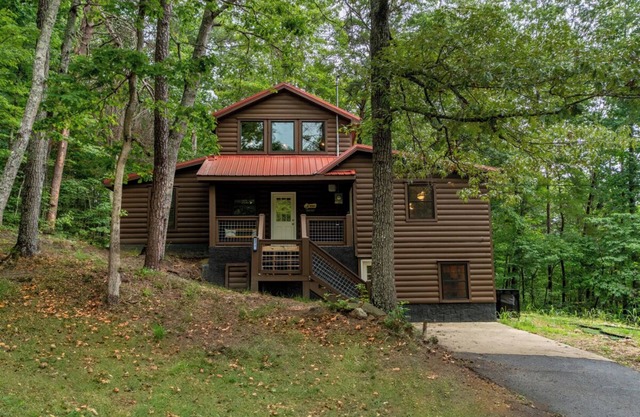 *Fun 2BD Cabin w/ GAMES! Hot Tub + Fire Pit!*