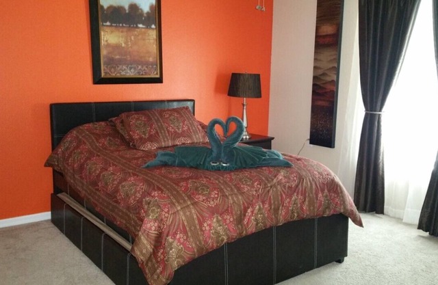 Dormitorio amueblado y baño privado
