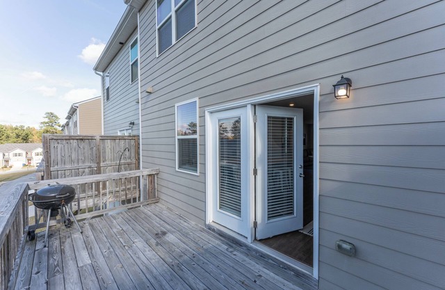 Furnished spacious & modern 3BD/2.5BA- 10 min to airport!