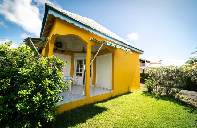 bungalow banana en el domaine de marly