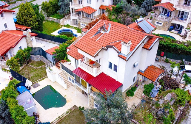 ilk kat ayrı girişli havuzlu vılla