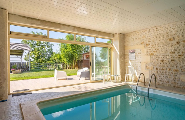 Casita de campo 'Gite De Groupe Piscine Intérieur' con terraza privada, jardín privado y Wi-Fi