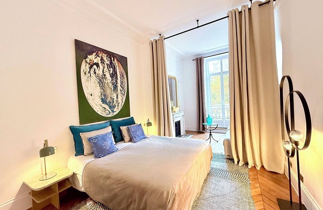 Gaîté Paris, 5 BR / 3 BA, 12 people, 1830 sq ft