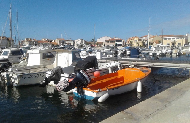 Gaby Gite T3 frente a los pies de mar en el agua en Provenza, Costa Azul CARRO