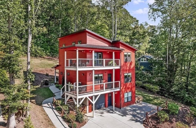 Game room, Hot tub, Views and close to Asheville