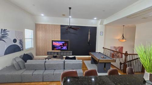 Game & Soak Retreat 3BR Private Jacuzzi Pool Table