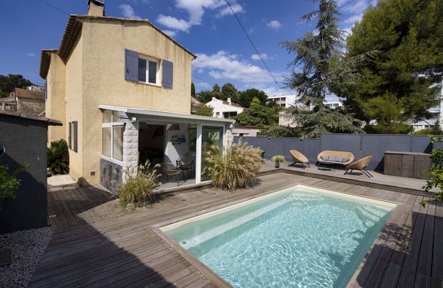 GARARRO. Bohemian house, pool, air con, garden.