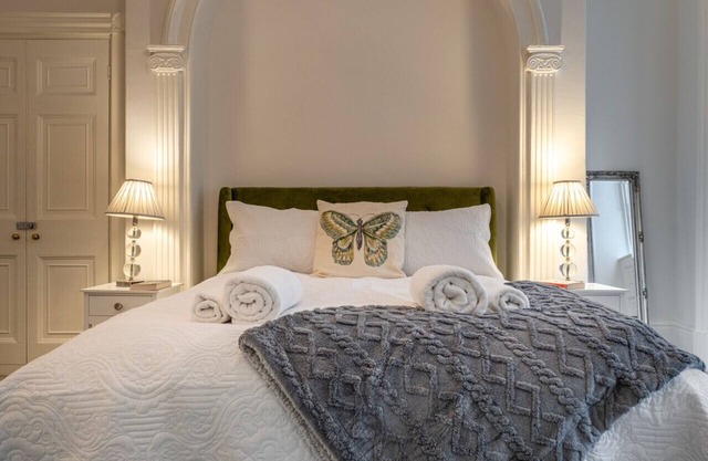 Garden Flat – Stunning Georgian Apartment in Grosvenor Place!