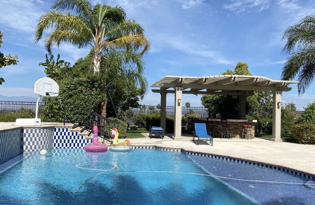 Casa de jardín privada con piscina