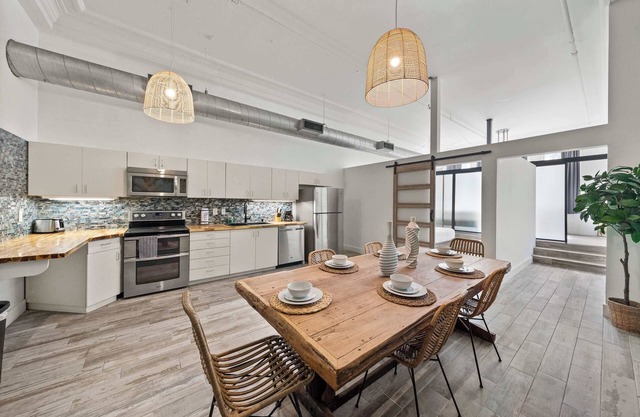 Gaslamp 4BR Loft | Near to Petco Park and Beaches