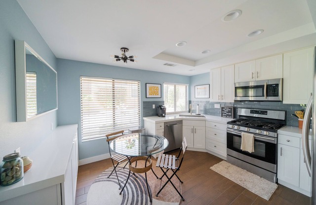 Gated 2BR/2BA - Views, hot tubs/ pools and ping pong in a quiet community.