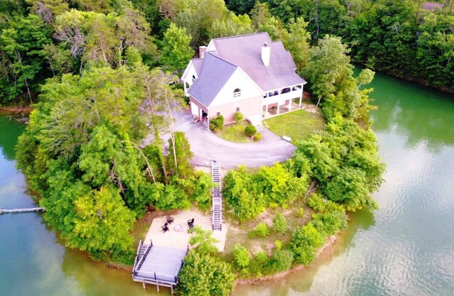 UN IMPRESIONANTE MILLÓN DE DOLLAR LAKEFRONT HOME EN UN PROMONTORIO PRIVADO DE 5 ACRES