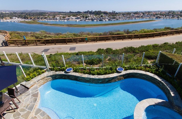El célebre diseñador Recinto Ver hogar con todos los azulejos piscina de agua salada