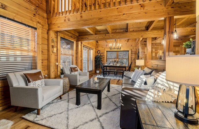 Gatlin Cove Retreat! Pet Friendly cabin w/ HotTub & Game Room!