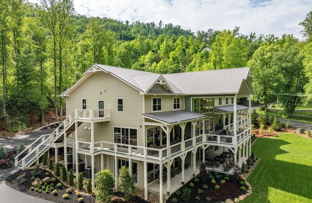 GATLINBURG LUXURY 21 BEDROOM! Elevator, Pool, Private Pavilion, Movie Theater...