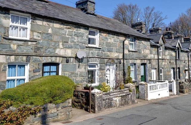 Una atractiva casa de campo de piedra rodeada por la belleza del Parque Nacional de Snowdonia. Provid