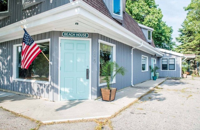 Geneva Beach House - Sleeps 20 |Blocks to Lake |Parking for 10+ Cars |Yard |Group Stays