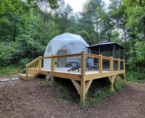Geodome on Creek, Great Getaway, WIFI & Hot Shower near Boone, NC