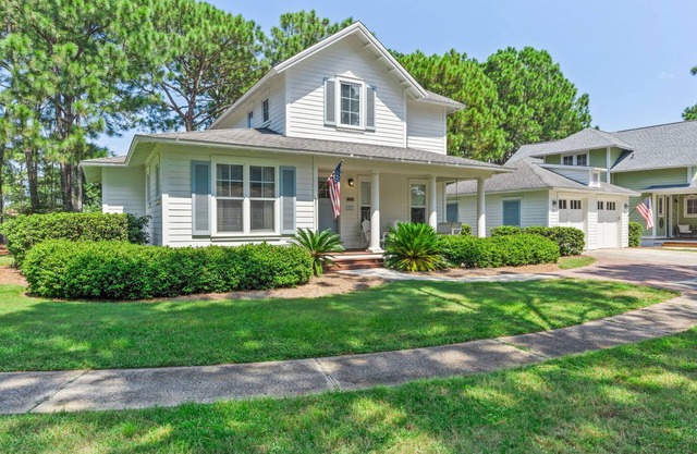 Get A Free Night! Charming Home With 6 Seat Golf Cart! Grill*Patio/Outdoor Space