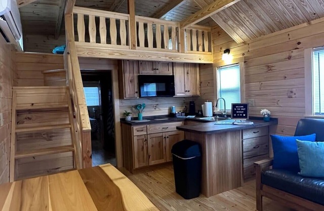 Get-away Cabin in Surf City w/ Loft and Parking