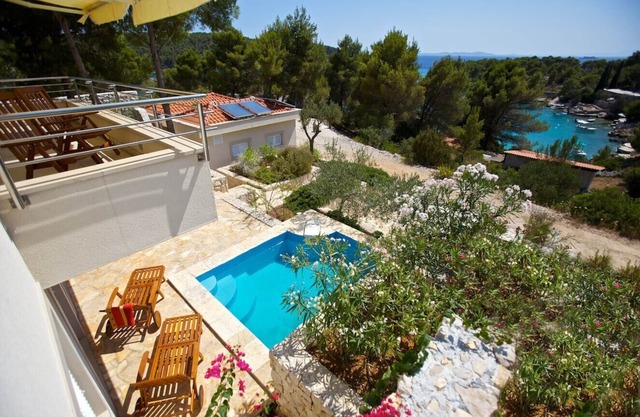 Aléjese de toda la villa en medio de jardines mediterráneos con piscina privada.