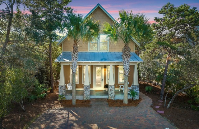 Get away to the beach & 30A Gulf Place dining! Heated community pool!