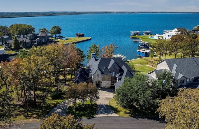 6-bedroom lake view villa sleeps 20 near dallas