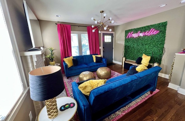 Minutos al centro de la ciudad - Adorable casa recién remodelada!