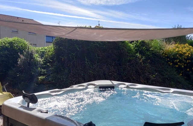 Gîte 'Chez Gwen Et Flo' con terraza compartida, jardín compartido y Wi-Fi