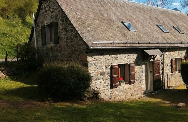 Gîte in Foraine Barn – Stream with Mountain View, Private Terrace and Wi-Fi