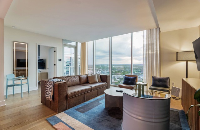 Glam DT Penthouse - DT & Lake View! Sleeps 8