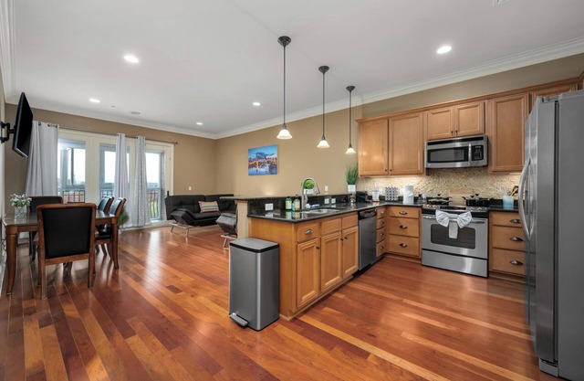 Glamorous 1BR Condo 200ft to St. Thomas Hospital
