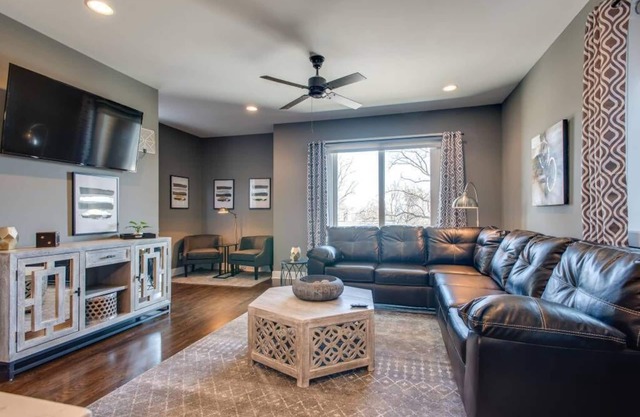 Glamorous Dtown / RFTOP Deck / 11 Beds / 2nd Home Option