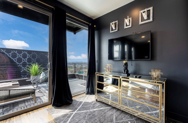 Glamour on the Rocks - Rooftop Deck in East Nash