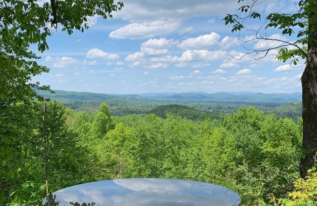 CASA DE CRISTAL Mire la luz de HENDERSONVILLE ARRIBA COMO UN DIAMANTE EN LA NOCHE