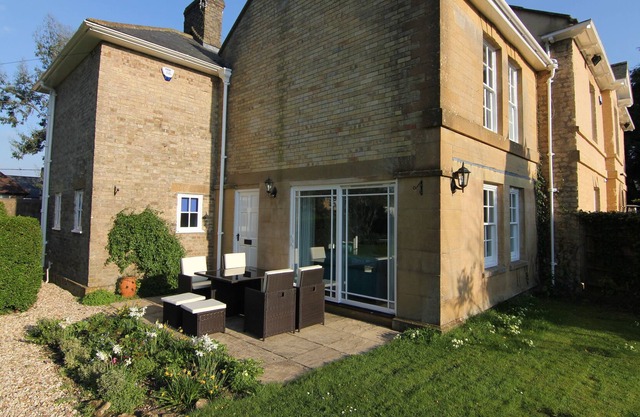 Glebe Cottage es parte de Manse Manor Hall, que fue formalmente la Vicaría