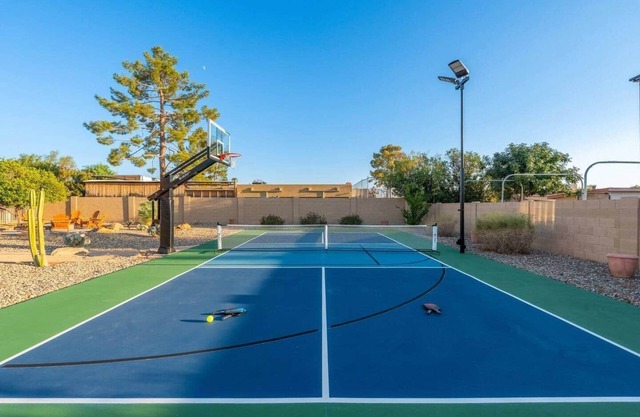 Glendale Paradise | Pool | Pickleball | Putt-Putt