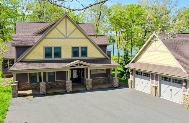 Acabados de alta gama en esta casa de acceso al lago con 3 master suites.