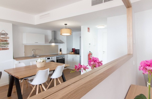 Global Properties: Apartamento de 2 habitaciones con terraza y vistas al mar
