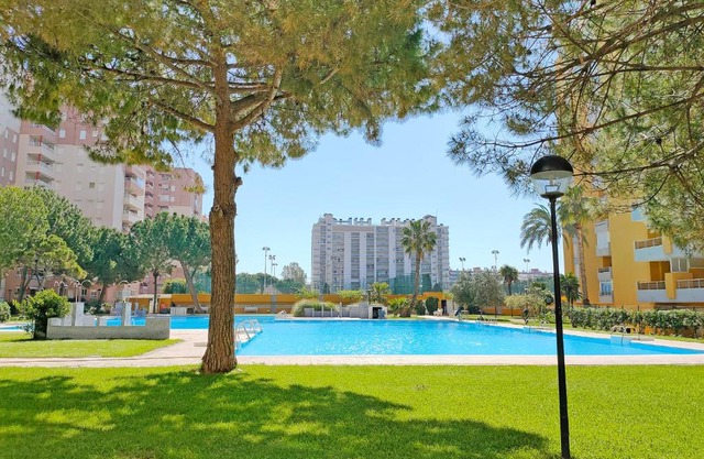 Global Properties, Practico apartamento con piscina en Residencial Brezo Canet