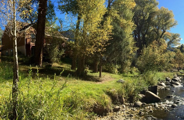 Ubicación gloriosa en el arroyo con pesca privada pero a solo 1/2 milla de la ciudad.