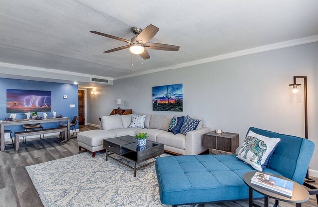 Impresionantes vistas al golf y al agua con un gran patio. Biltmore Terrace!