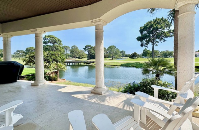NUEVO, 4 dormitorios, 4 baños, com. PISCINA, CARRO DE GOLF, PLAYA PRIVADA. SANDESTIN. Villa Lago.