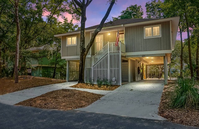 Golf Cart INCLUDED-4 bedroom w 3 Bathrooms -3 min walk to beach & restaurants