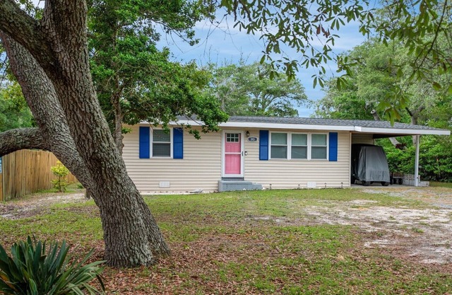 Charming Oak Island Cottage - Walk to Beach, Fire Pit, Porch, Sleeps 8