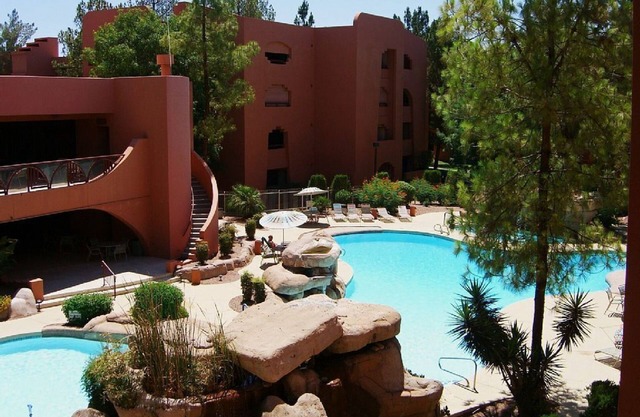 ¡Vista al campo de golf y a la espectacular piscina! Nuevos muebles cómodos! Planta baja