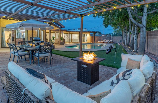 Golf Course View, Sleeps 10, Remodeled Vacation Getaway, Pool, Putt Green, Fire Pit
