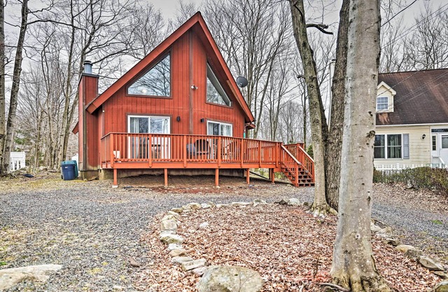 Golf, Ski + Fish: Cabin w/ Deck in Tobyhanna!